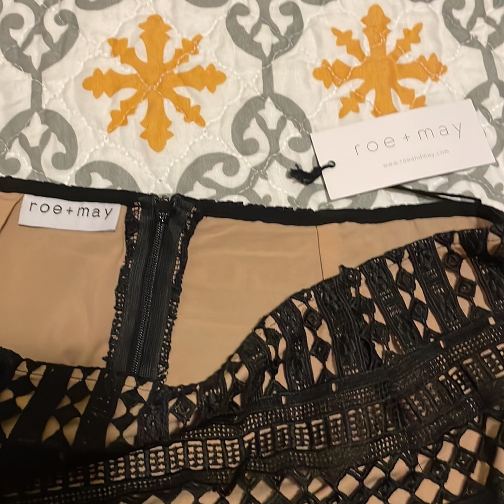 Roe + May crochet mini skirt - Picture 2 of 6